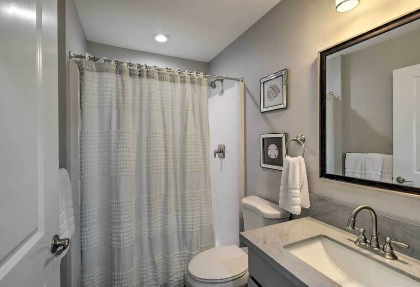 Pet Friendly Retreat W/ Fenced Yard, Walk To Beach