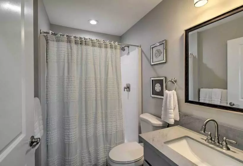 Pet Friendly Retreat W/ Fenced Yard, Walk To Beach