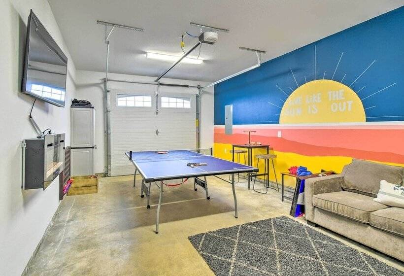 Pet Friendly Retreat W/ Fenced Yard, Walk To Beach