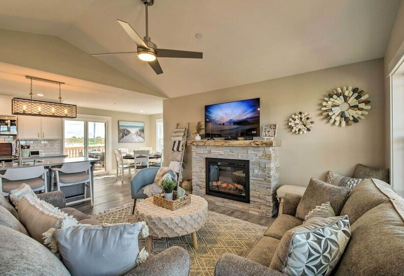 Pet Friendly Retreat W/ Fenced Yard, Walk To Beach