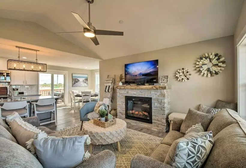 Pet Friendly Retreat W/ Fenced Yard, Walk To Beach