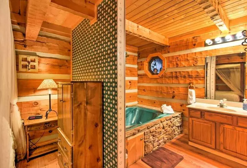 Pigeon Forge Cabin W/ Private Hot Tub!