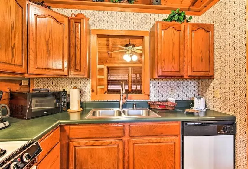 Pigeon Forge Cabin W/ Private Hot Tub!