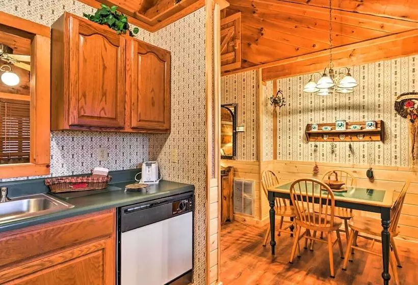 Pigeon Forge Cabin W/ Private Hot Tub!