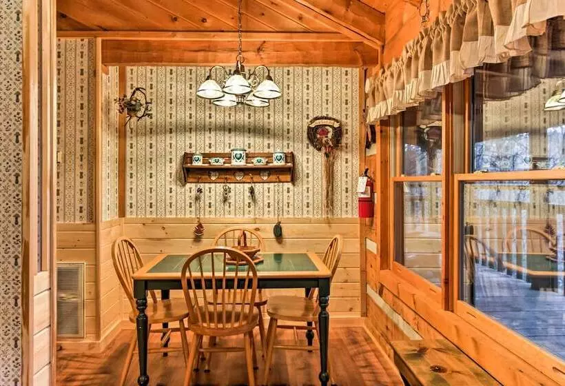 Pigeon Forge Cabin W/ Private Hot Tub!
