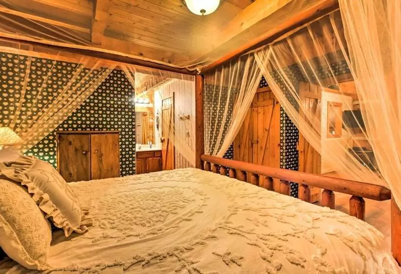 Pigeon Forge Cabin W/ Private Hot Tub!