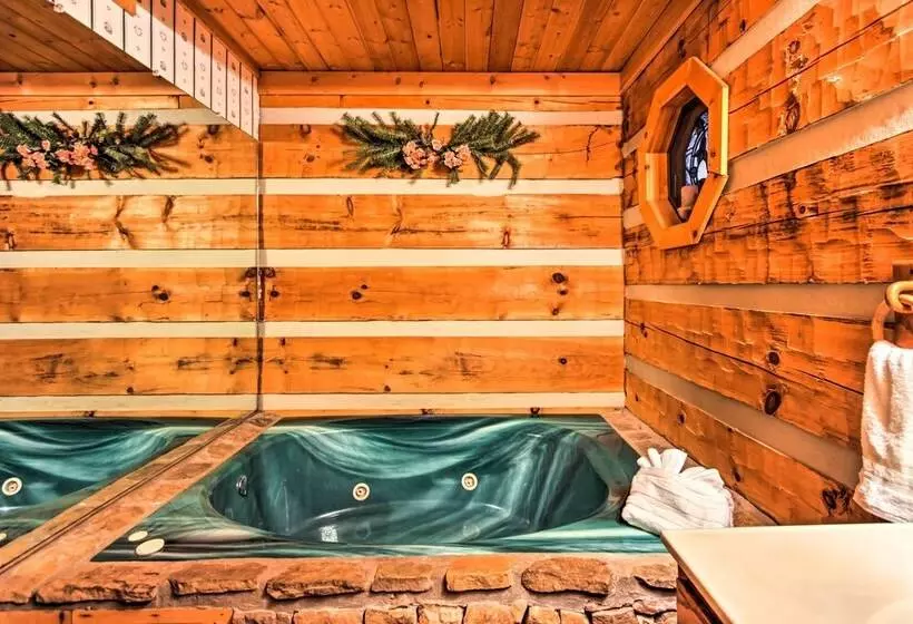 Pigeon Forge Cabin W/ Private Hot Tub!