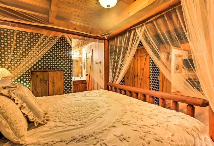 Pigeon Forge Cabin W/ Private Hot Tub!