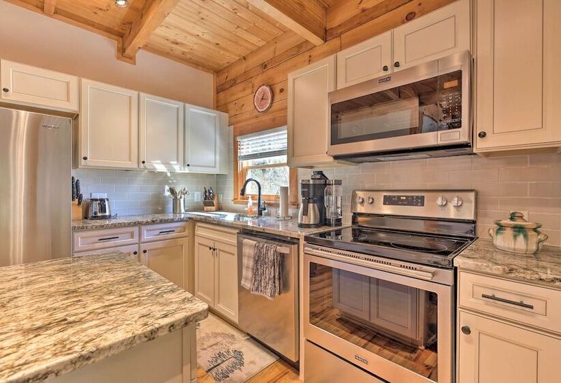 Remote Mountain Escape W/ Hot Tub & 122 Acres!