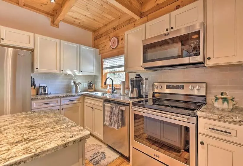 Remote Mountain Escape W/ Hot Tub & 122 Acres!