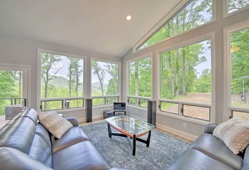 Remote Smoky Mtn Escape W/ Views & Trail Access!