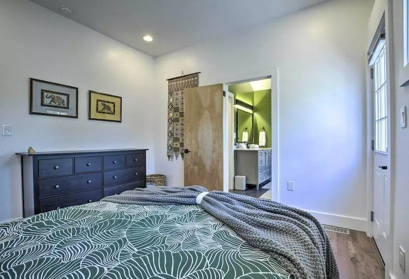 Renovated Carrboro House With Deck & Fire Pit!