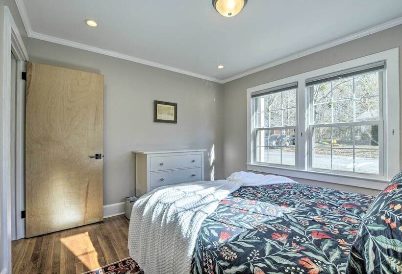 Renovated Carrboro House With Deck & Fire Pit!