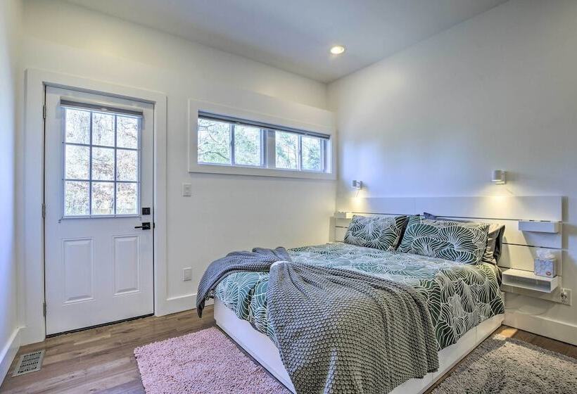 Renovated Carrboro House With Deck & Fire Pit!