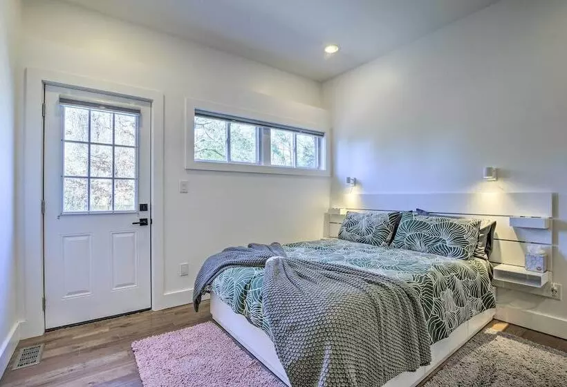 Renovated Carrboro House With Deck & Fire Pit!