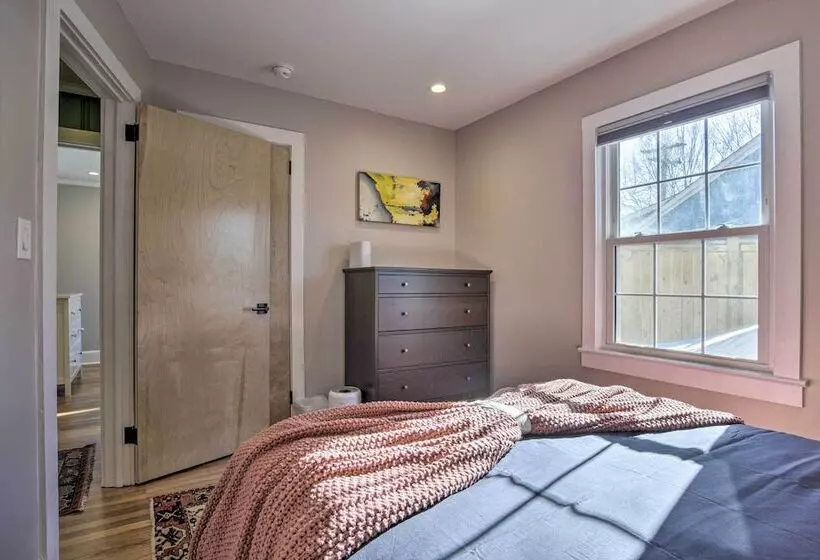 Renovated Carrboro House With Deck & Fire Pit!