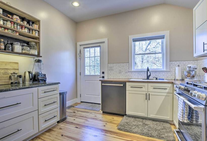 Renovated Carrboro House With Deck & Fire Pit!