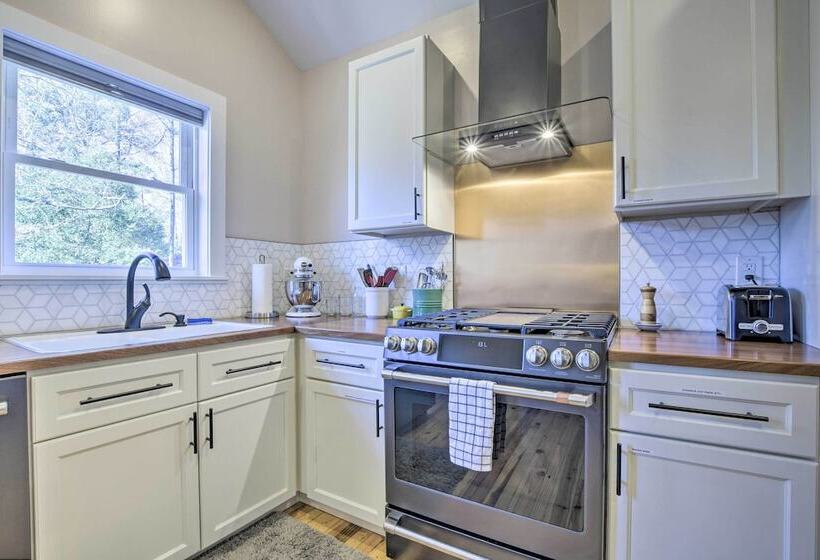 Renovated Carrboro House With Deck & Fire Pit!