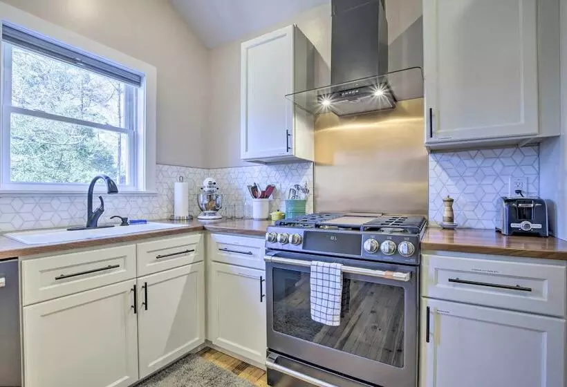 Renovated Carrboro House With Deck & Fire Pit!