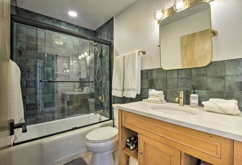 Renovated Carrboro House With Deck & Fire Pit!