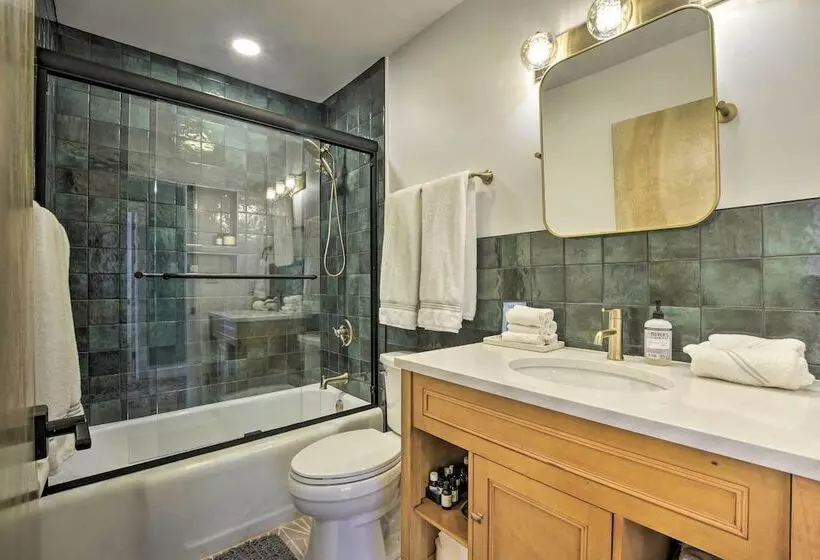 Renovated Carrboro House With Deck & Fire Pit!