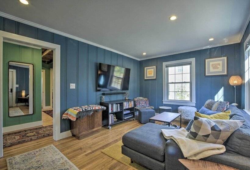 Renovated Carrboro House With Deck & Fire Pit!