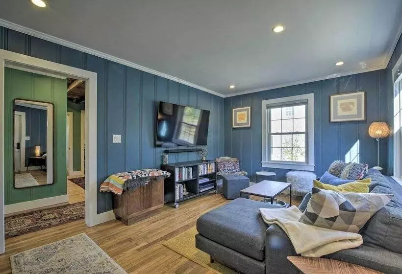 Renovated Carrboro House With Deck & Fire Pit!