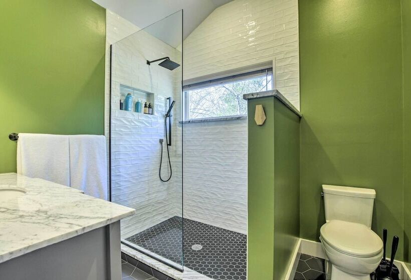 Renovated Carrboro House With Deck & Fire Pit!