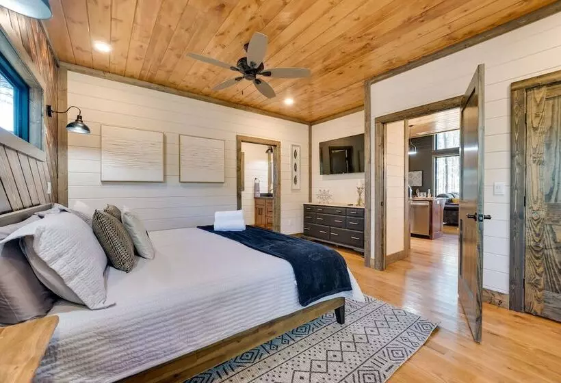 Serene Broken Bow Cabin W/ Hot Tub & Fire Pit!