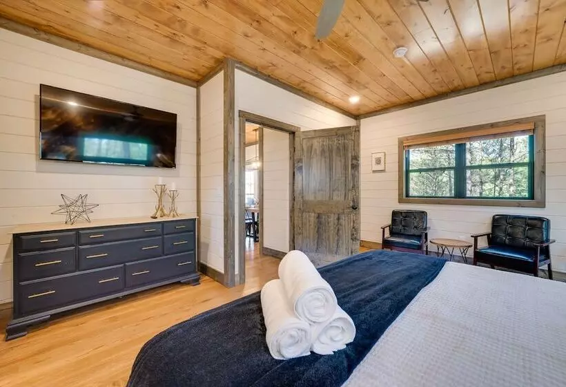 Serene Broken Bow Cabin W/ Hot Tub & Fire Pit!