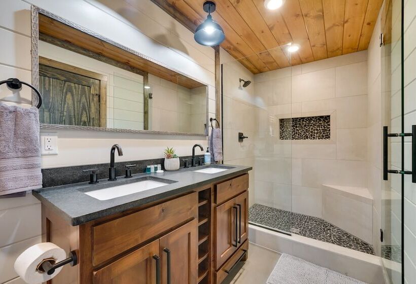 Serene Broken Bow Cabin W/ Hot Tub & Fire Pit!