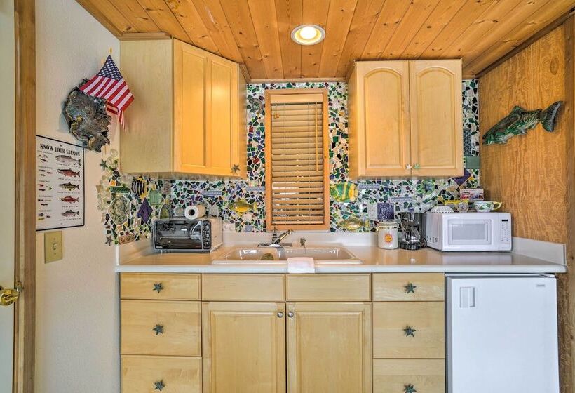 Serene Seldovia Cabin W/ Deck, Grill & Views!