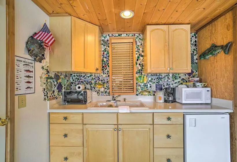 Serene Seldovia Cabin W/ Deck, Grill & Views!