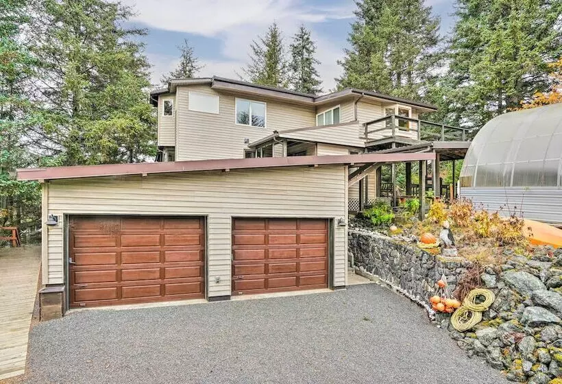 Serene Seldovia Cabin W/ Deck, Grill & Views!