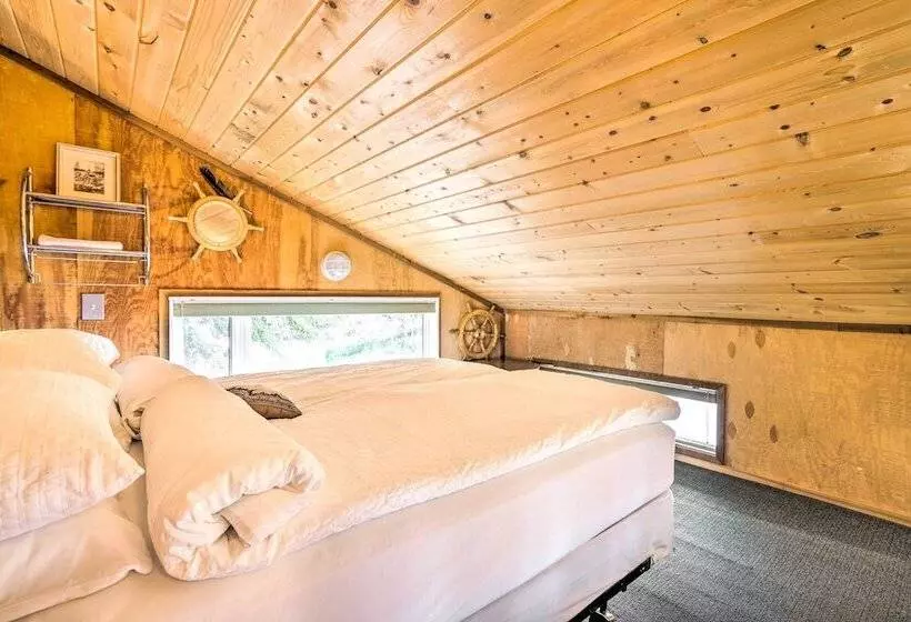 Serene Seldovia Cabin W/ Deck, Grill & Views!