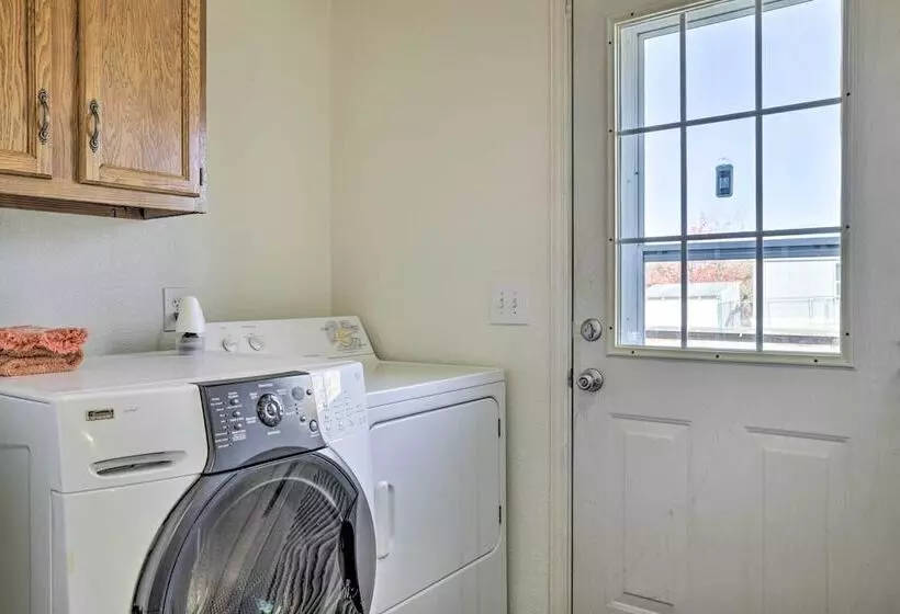 Spacious Glendo House   1 Mi To State Park!