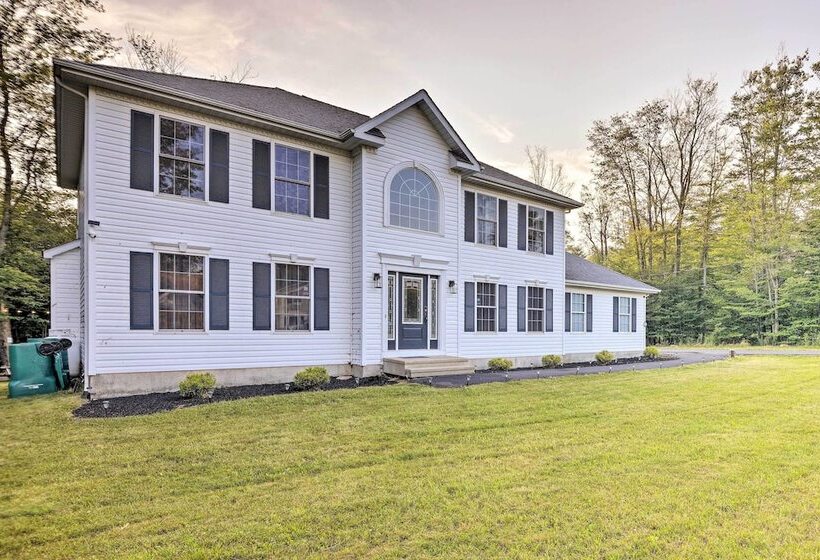 Hot Tub & Fire Pit: Family Home In Tobyhanna