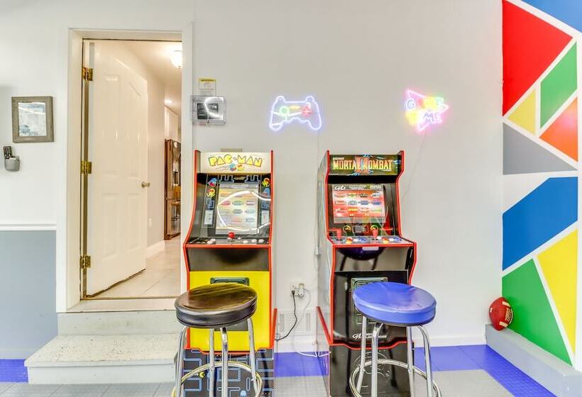 Hot Tub & Fire Pit: Family Home In Tobyhanna