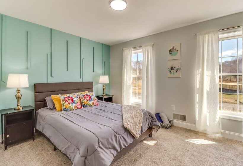 Hot Tub & Fire Pit: Family Home In Tobyhanna