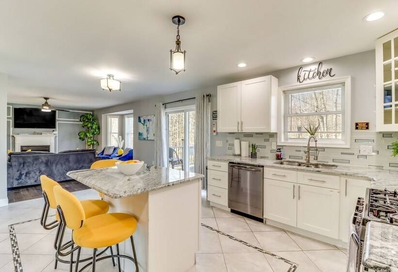 Hot Tub & Fire Pit: Family Home In Tobyhanna