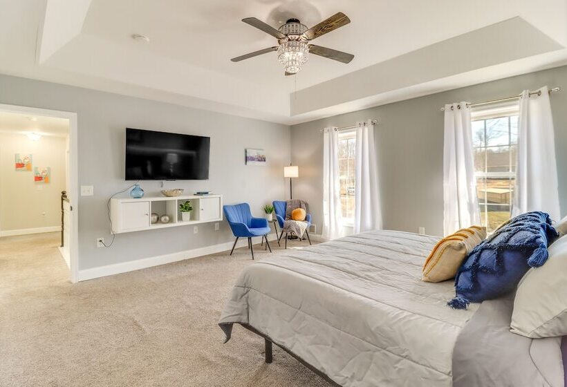 Hot Tub & Fire Pit: Family Home In Tobyhanna