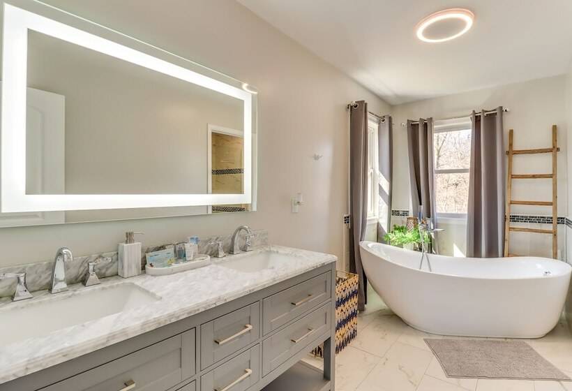 Hot Tub & Fire Pit: Family Home In Tobyhanna