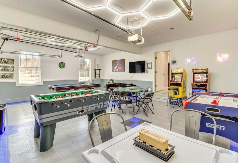 Hot Tub & Fire Pit: Family Home In Tobyhanna