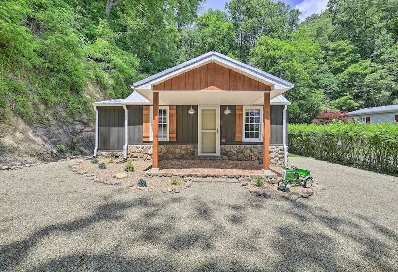 Updated Bristol Retreat ~ 2 Miles To Downtown!