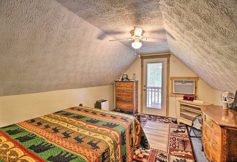 Wellington Cabin Escape W/ Wraparound Deck!