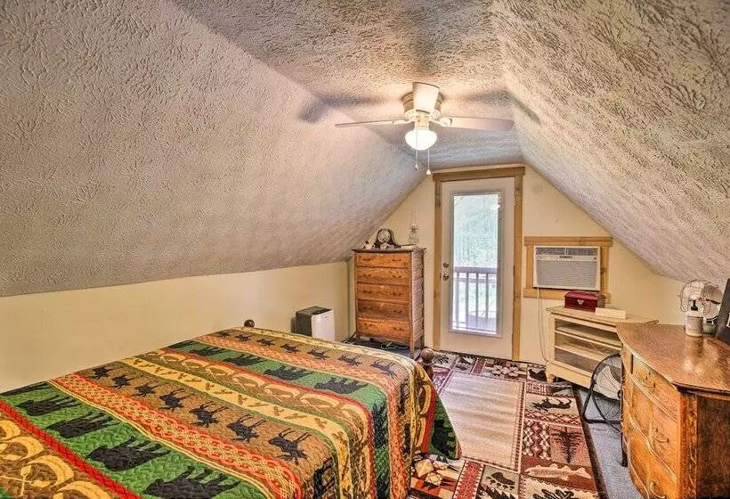 Wellington Cabin Escape W/ Wraparound Deck!