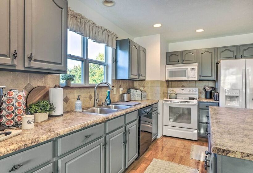 Williamstown Gem W/ Private Pool & Hot Tub!