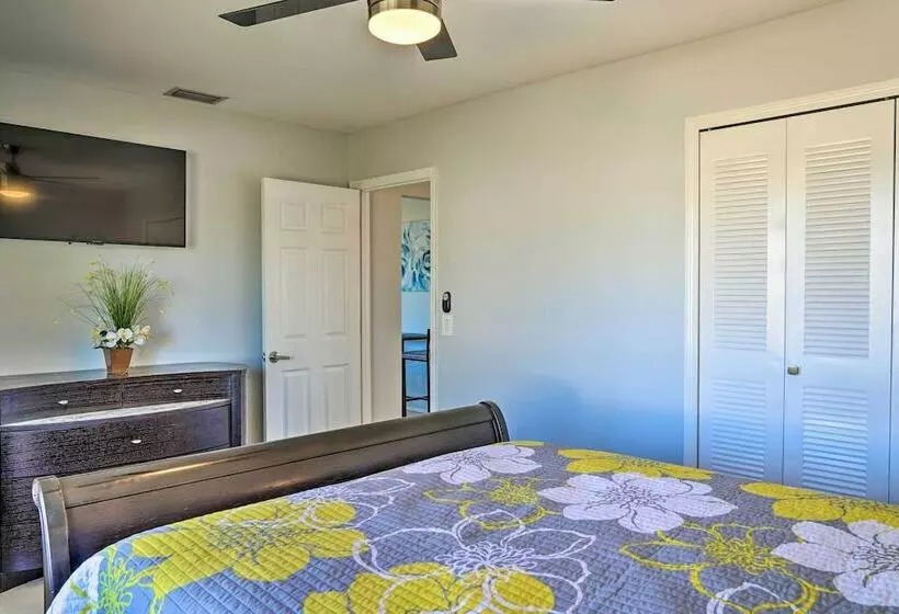 Lanai, Grill & Pets Welcome: Cape Coral Home