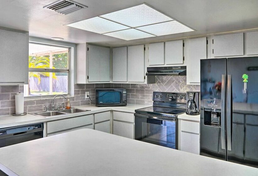 Lanai, Grill & Pets Welcome: Cape Coral Home