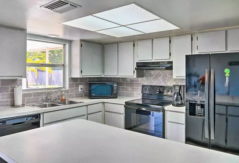 Lanai, Grill & Pets Welcome: Cape Coral Home